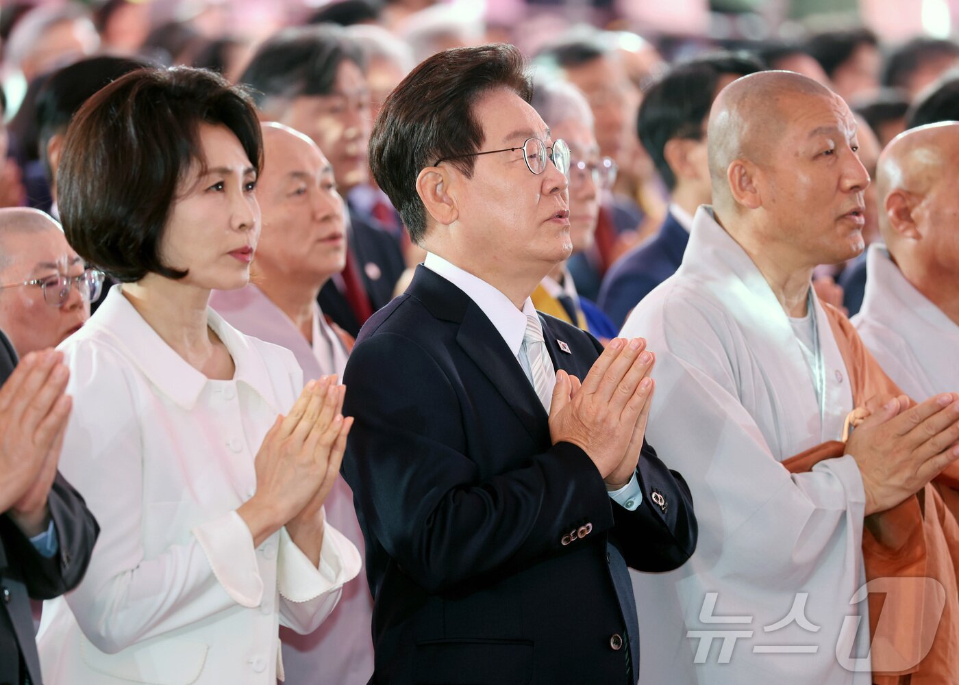 본문 이미지 - 이재명 대통령과 김혜경 여사가 24일 서울 종로구 조계사에서 열린 불기 2570년 부처님오신날 봉축법요식에서 합장하고 있다. 2026.5.24 ⓒ 뉴스1 이재명 기자
