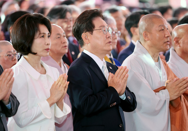 봉축법요식 합장하는 이재명 대통령과 김혜경 여사