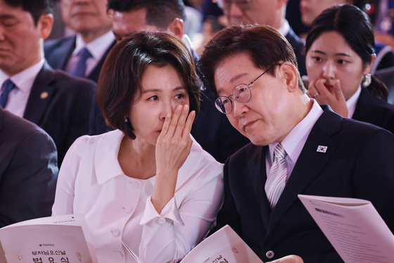 [李정부 1년] 김건희와 180도 달랐다…김혜경 여사 '조용한 내조'