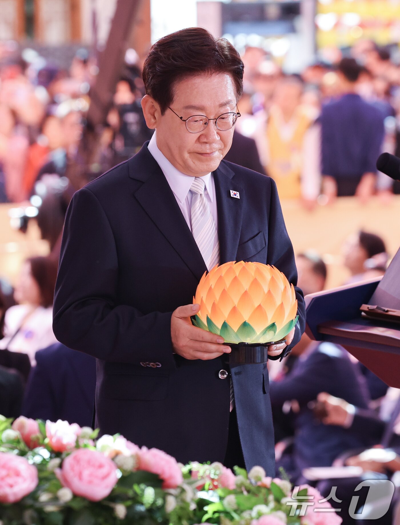본문 이미지 - 이재명 대통령이 24일 서울 종로구 조계사에서 열린 불기 2570년 부처님오신날 봉축법요식에서 헌등을 하고 있다. 2026.5.24 ⓒ 뉴스1 이재명 기자