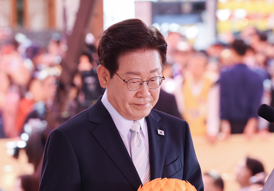 부처님오신날 봉축법요식 헌등하는 이재명 대통령