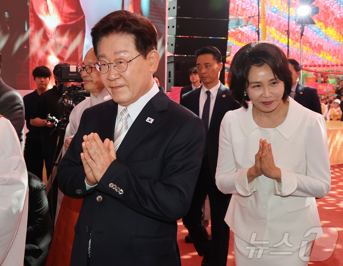 (서울=뉴스1) 이재명 기자 = 이재명 대통령과 김혜경 여사가 24일 서울 종로구 조계사에서 열린 불기 2570년 부처님오신날 봉축법요식에 참석하고 있다. 2026.5.24/뉴스1 …