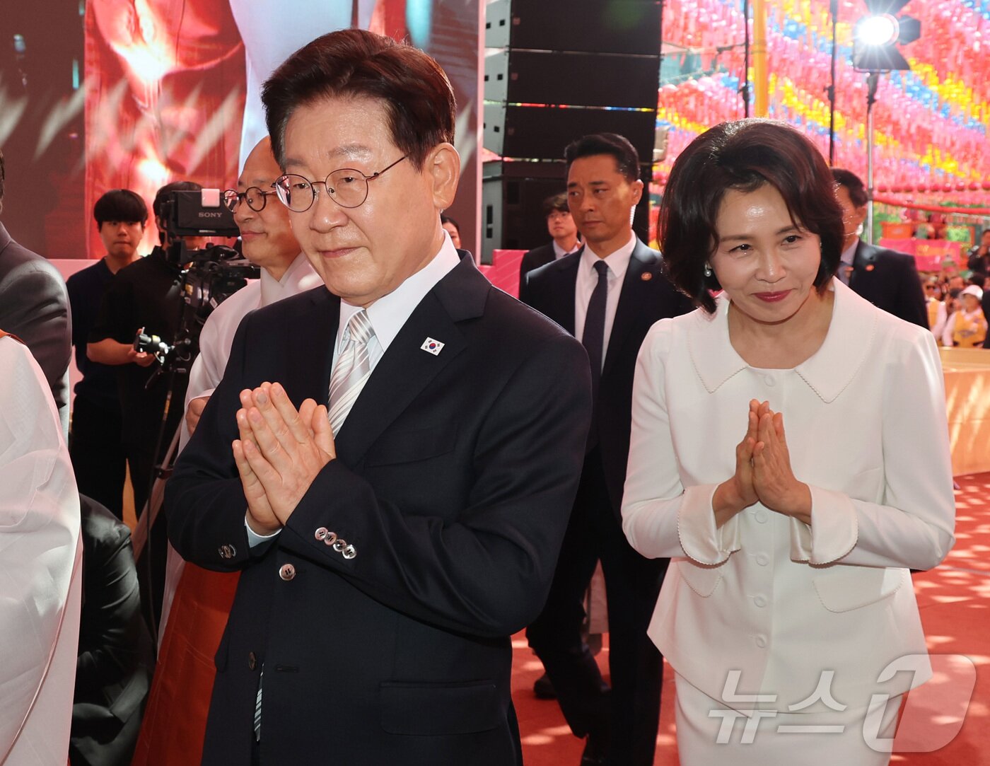 본문 이미지 - 이재명 대통령과 김혜경 여사가 24일 서울 종로구 조계사에서 열린 불기 2570년 부처님오신날 봉축법요식에 참석하고 있다. 2026.5.24 ⓒ 뉴스1 이재명 기자