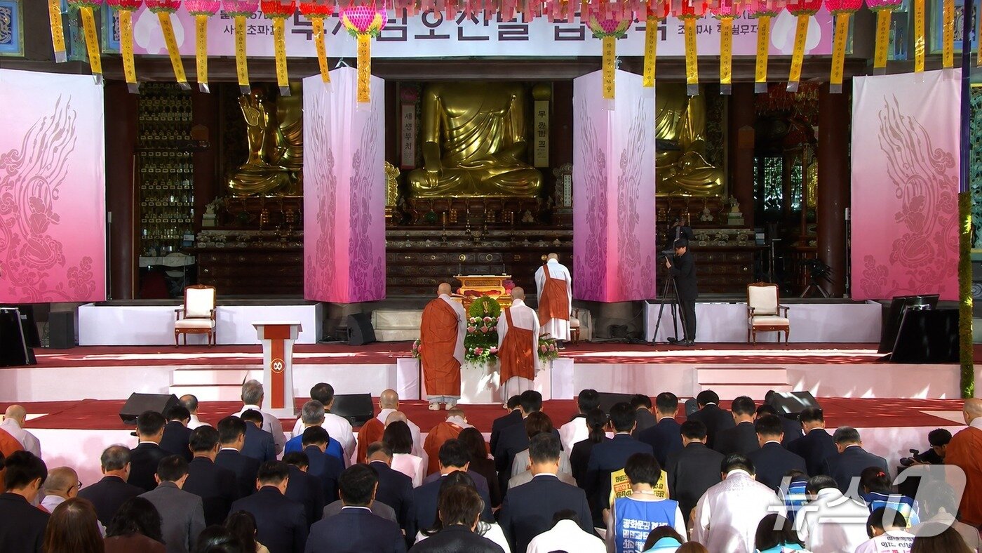 본문 이미지 - 대한불교조계종이 불기 2570년 부처님오신날 봉축법요식을 24일 오전 10시 서울 조계사와 전국 사찰에서 일제히 봉행했다. 조계사 법요식에는 이재명 대통령 부부, 우원식 국회의장을 비롯 사부대중 1만여 명이 함께했고, 사회적 약자 헌화와 불자대상 시상을 함께 진행했다. (갈무리=봉축법요식 유튜브 실시간중계)
