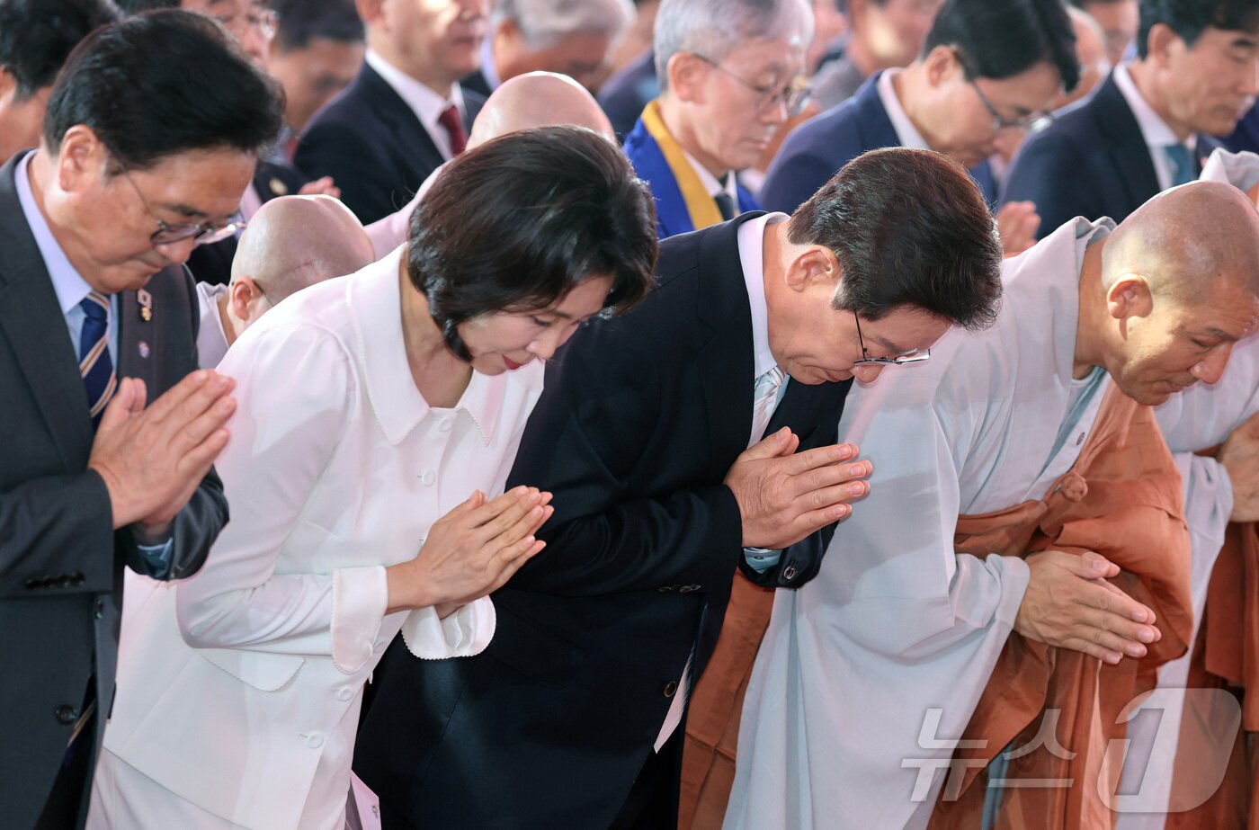 본문 이미지 - 이재명 대통령과 김혜경 여사가 24일 서울 종로구 조계사에서 열린 불기 2570년 부처님오신날 봉축법요식에서 합장하고 있다. 2026.5.24 ⓒ 뉴스1 이재명 기자