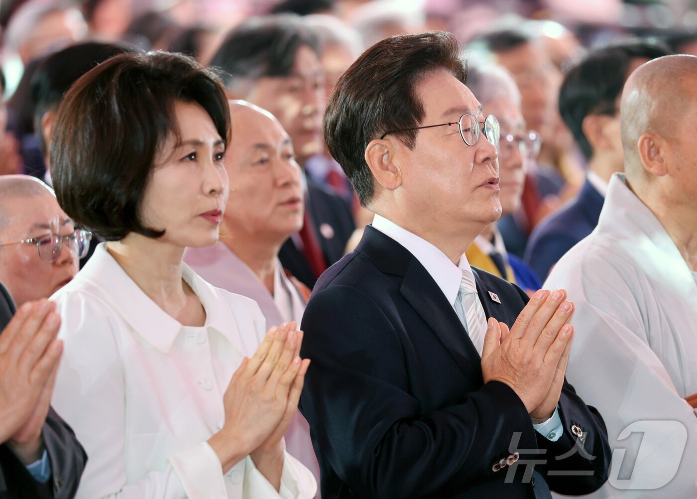 본문 이미지 - 이재명 대통령과 김혜경 여사가 24일 서울 종로구 조계사에서 열린 불기 2570년 부처님오신날 봉축법요식에서 합장하고 있다. 2026.5.24 ⓒ 뉴스1 이재명 기자