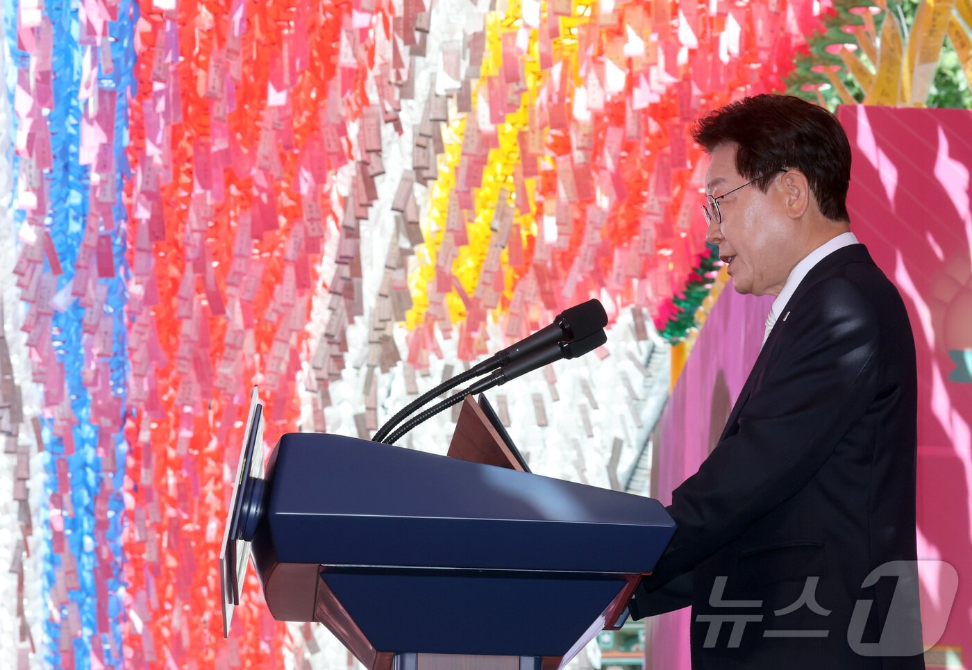 본문 이미지 - 이재명 대통령이 24일 서울 종로구 조계사에서 열린 불기 2570년 부처님오신날 봉축법요식에서 축사를 하고 있다. 2026.5.24 ⓒ 뉴스1 이재명 기자