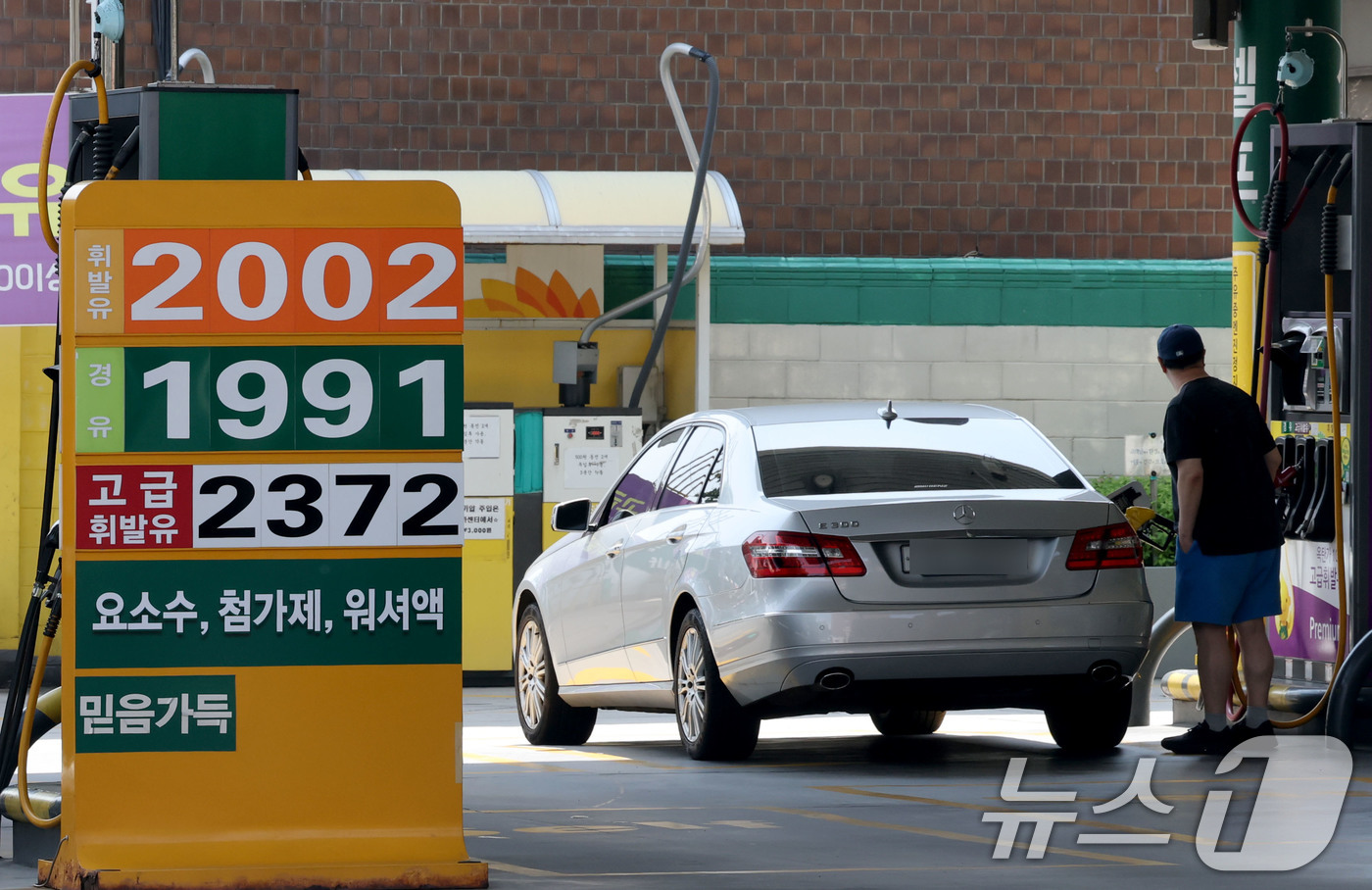 (서울=뉴스1) 이광호 기자 = 24일 서울 서대문구의 한 주유소에 휘발유와 경유 가격이 표시돼 있다.한국석유공사 오피넷에 따르면 5월 셋째 주 전국 주유소 휘발유 평균 판매가는 …