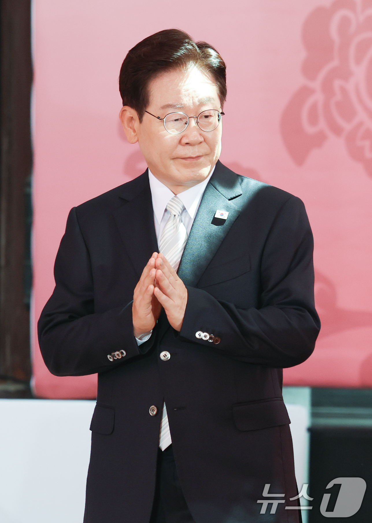 (서울=뉴스1) 이재명 기자 = 이재명 대통령이 24일 서울 종로구 조계사에서 열린 불기 2570년 부처님오신날 봉축법요식에서 축사를 위해 이동하고 있다. 2026.5.24/뉴스1 …