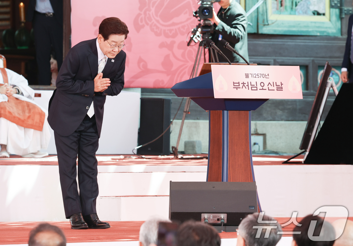 (서울=뉴스1) 이재명 기자 = 이재명 대통령이 24일 서울 종로구 조계사에서 열린 불기 2570년 부처님오신날 봉축법요식에서 단상에 올라 참석자들에게 인사하고 있다. 2026.5 …