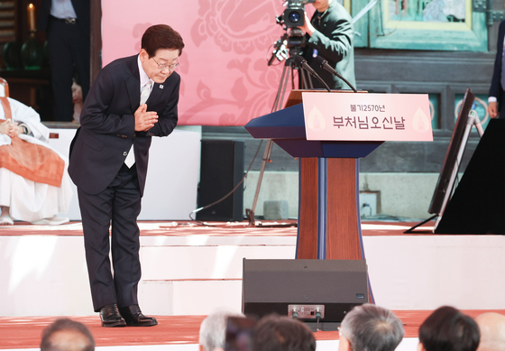 합장으로 인사하는 이재명 대통령