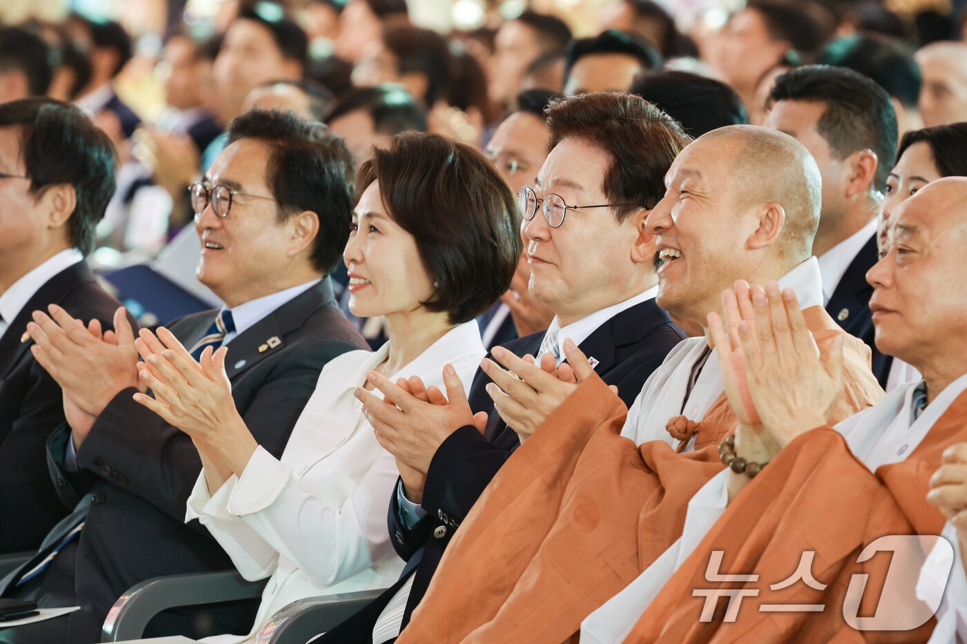 본문 이미지 - 이재명 대통령과 부인 김혜경 여사가 24일 서울 종로구 조계사에서 열린 불기 2570년 부처님오신날 봉축법요식에 참석해 박수치고 있다. 2026.5.24 ⓒ 뉴스1 이재명 기자