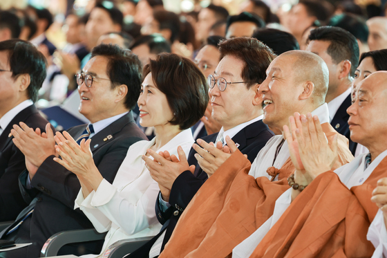박수치는 이재명 대통령 부부