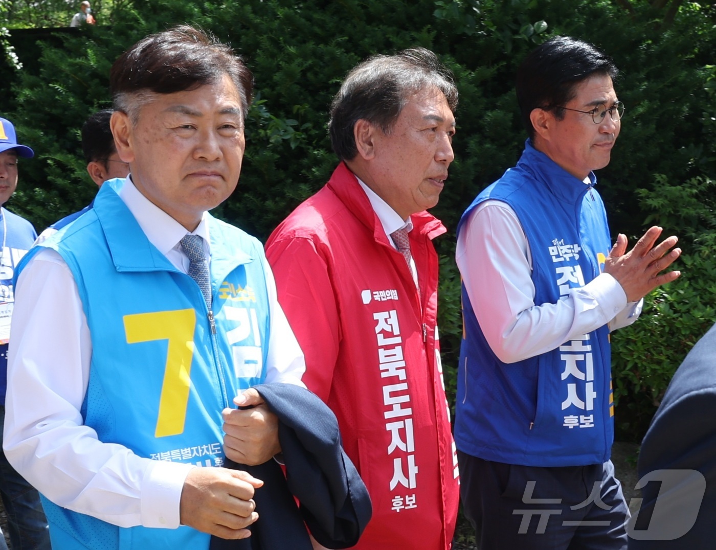 (김제=뉴스1) 유경석 기자 = 제9회 전국동시지방선거 전북도지사 후보들이 24일 전북 김제시 금산사에서 열린 불기 2570년 부처님오신날 봉축법요식에 참석해 이동하고 있다. 왼쪽 …