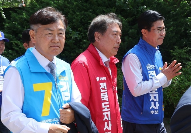 '불심' 공들인 전북도지사 후보들…부처님오신날 맞아 일제히 사찰행