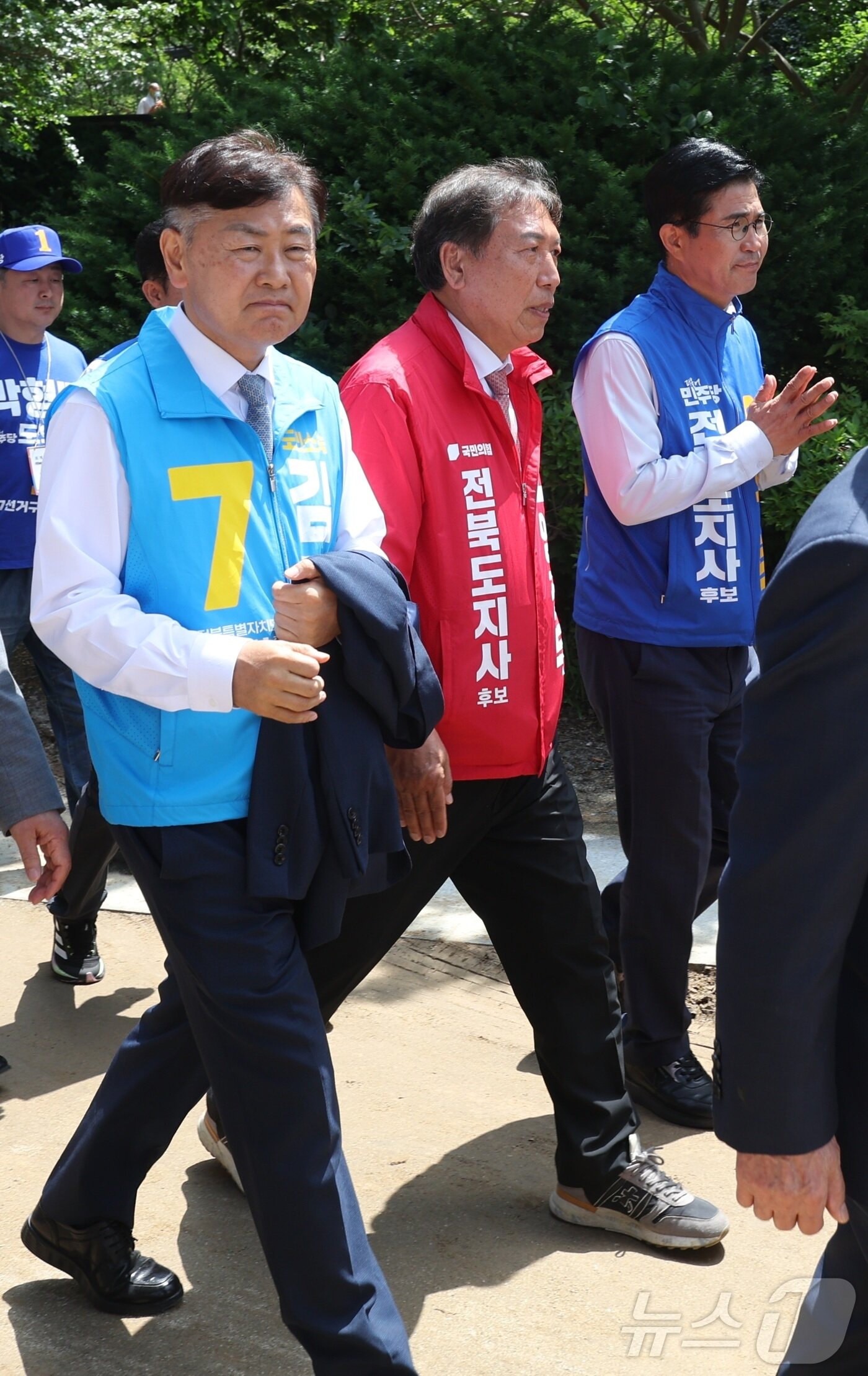 본문 이미지 - 제9회 전국동시지방선거 전북도지사 후보들이 24일 전북 김제시 금산사에서 열린 불기 2570년 부처님오신날 봉축법요식에 참석해 이동하고 있다. 왼쪽부터 김관영 무소속 후보, 양정무 국민의힘 후보, 이원택 더불어민주당 후보. 2026.5.24 ⓒ 뉴스1 유경석 기자