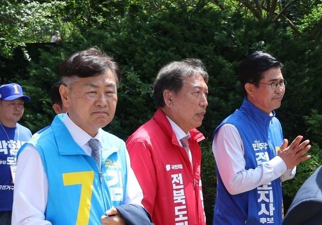 금산사 찾은 전북도지사 후보들