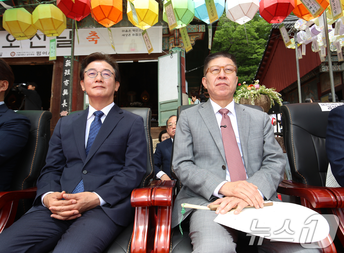 (부산=뉴스1) 윤일지 기자 = 전재수 더불어민주당 부산시장 후보와 박형준 국민의힘 부산시장 후보가 불기 2570년 부처님오신날인 24일 부산 금정구 범어사에서 열린 봉축법요식에 …