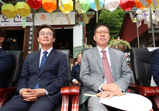 범어사 봉축법요식 참석한 전재수·박형준 부산시장 후보