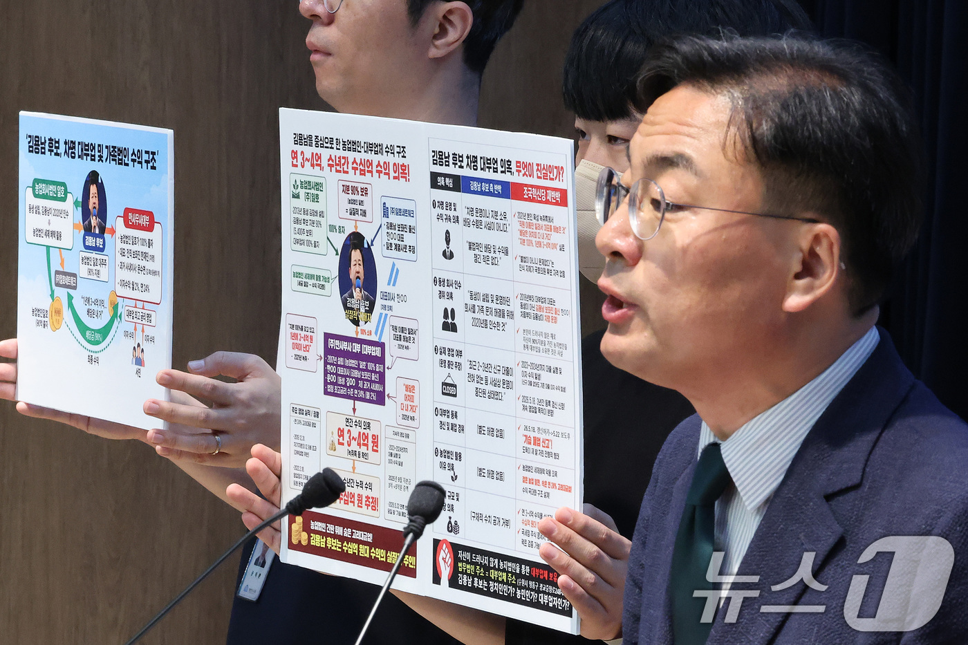 (서울=뉴스1) 신웅수 기자 = 조국혁신당 선임선대위원장인 신장식 의원이 24일 서울 여의도 국회 소통관에서 김용남 더불어민주당 경기 평택을 국회의원 재선거 후보의 차명 대부업 관 …