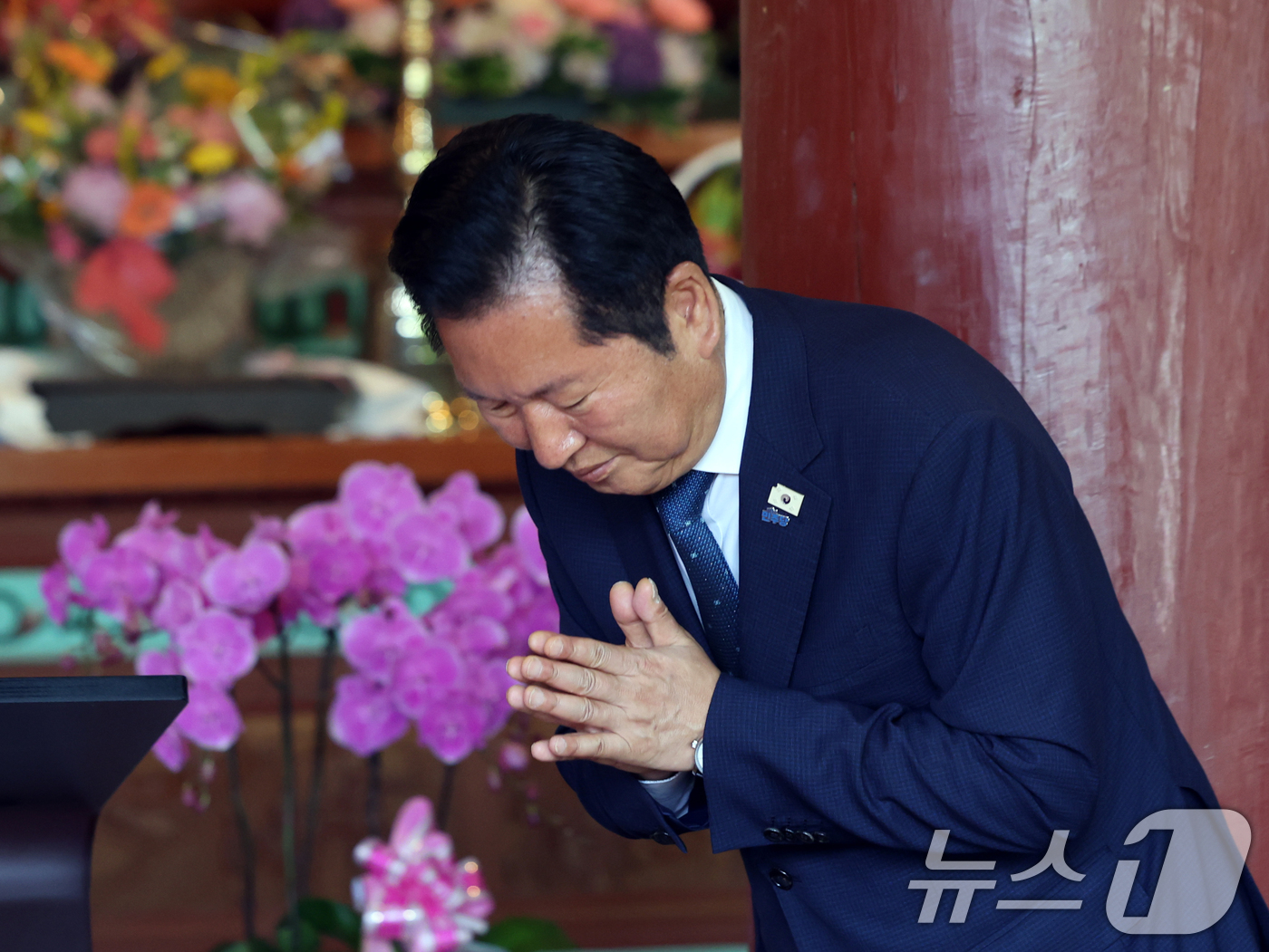 (순천=뉴스1) 황기선 기자 = 정청래 더불어민주당 대표가 24일 오전 전남 순천시 송광사에서 열린 부처님오신날 봉축법요식에서 합장을 하고 있다. 2026.5.24/뉴스1
