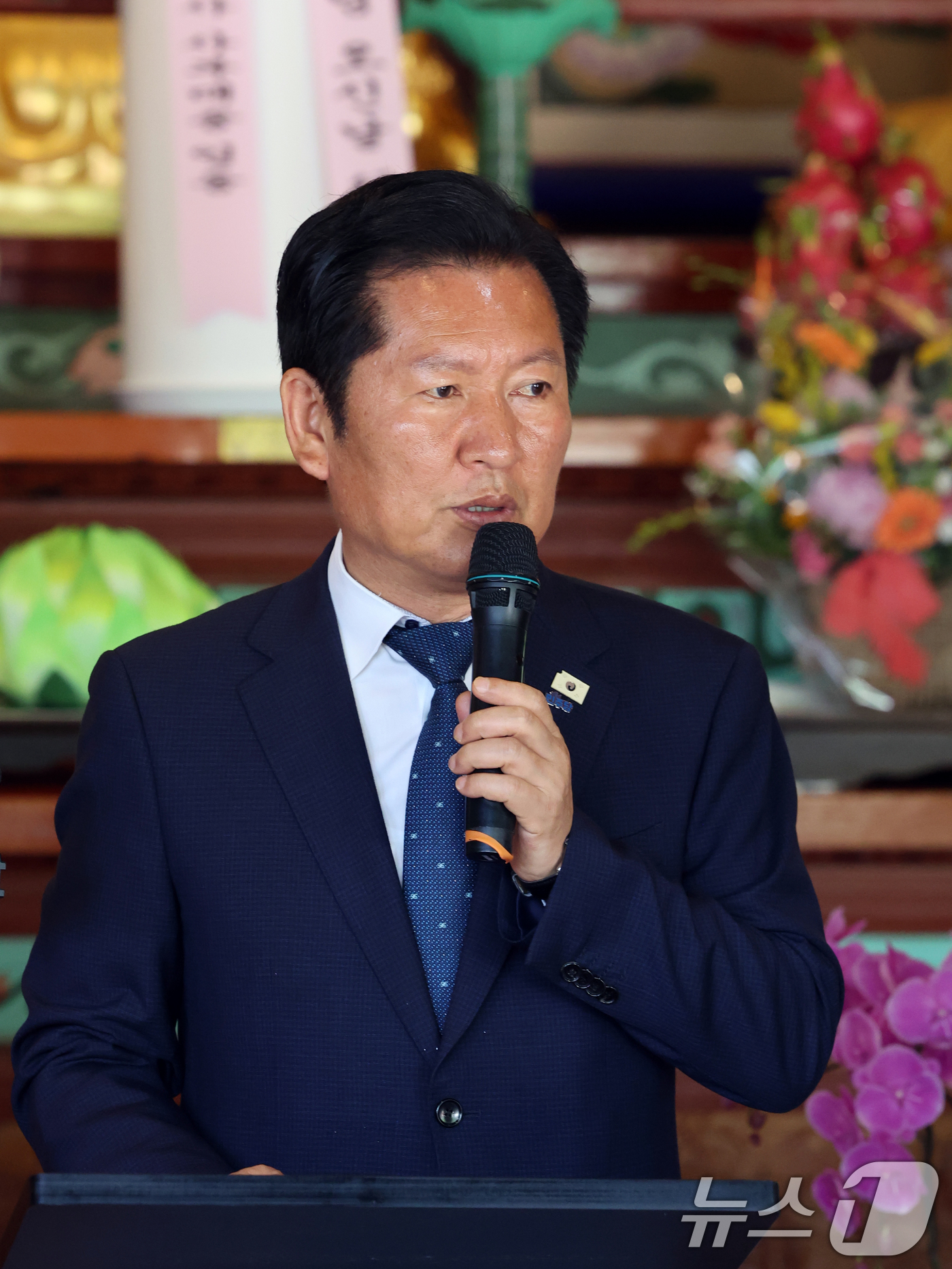 (순천=뉴스1) 황기선 기자 = 정청래 더불어민주당 대표가 24일 오전 전남 순천시 송광사에서 열린 부처님오신날 봉축법요식에서 축사를 하고 있다.  2026.5.24/뉴스1
