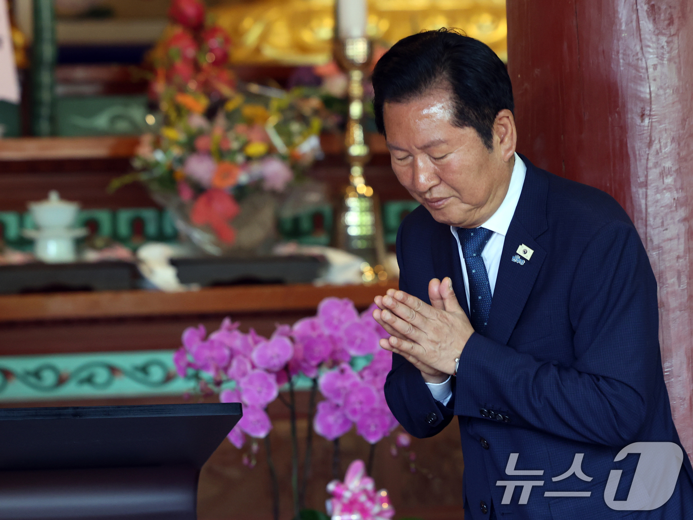 (순천=뉴스1) 황기선 기자 = 정청래 더불어민주당 대표가 24일 오전 전남 순천시 송광사에서 열린 부처님오신날 봉축법요식에서 합장을 하고 있다.  2026.5.24/뉴스1