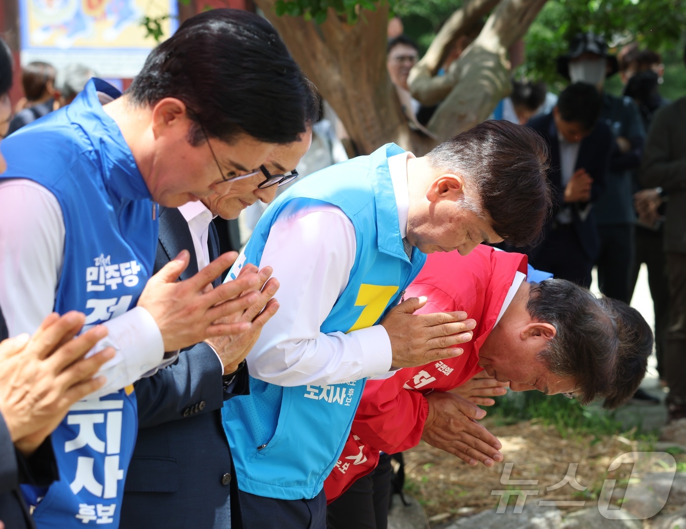 (김제=뉴스1) 유경석 기자 = 제9회 전국동시지방선거 전북도지사 후보들이 24일 전북 김제시 금산사에서 열린 부처님오신날 봉축법요식에 참석해 합장을 하고 있다. 왼쪽부터 이원택 …