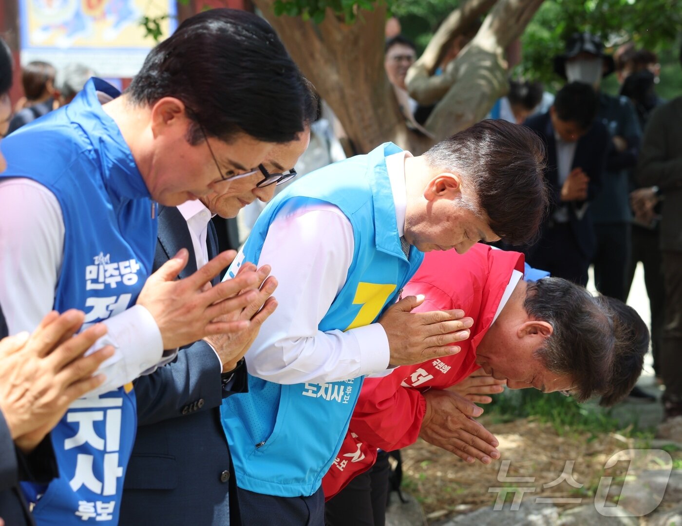 본문 이미지 - 제9회 전국동시지방선거 전북도지사 후보들이 24일 전북 김제시 금산사에서 열린 부처님오신날 봉축법요식에 참석해 합장을 하고 있다. 왼쪽부터 이원택 더불어민주당 후보, 김관영 무소속 후보, 양정무 국민의힘 후보. 2026.5.24 ⓒ 뉴스1 유경석 기자