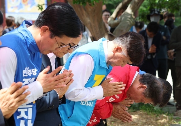 봉축법요식 찾은 전북도지사 후보들
