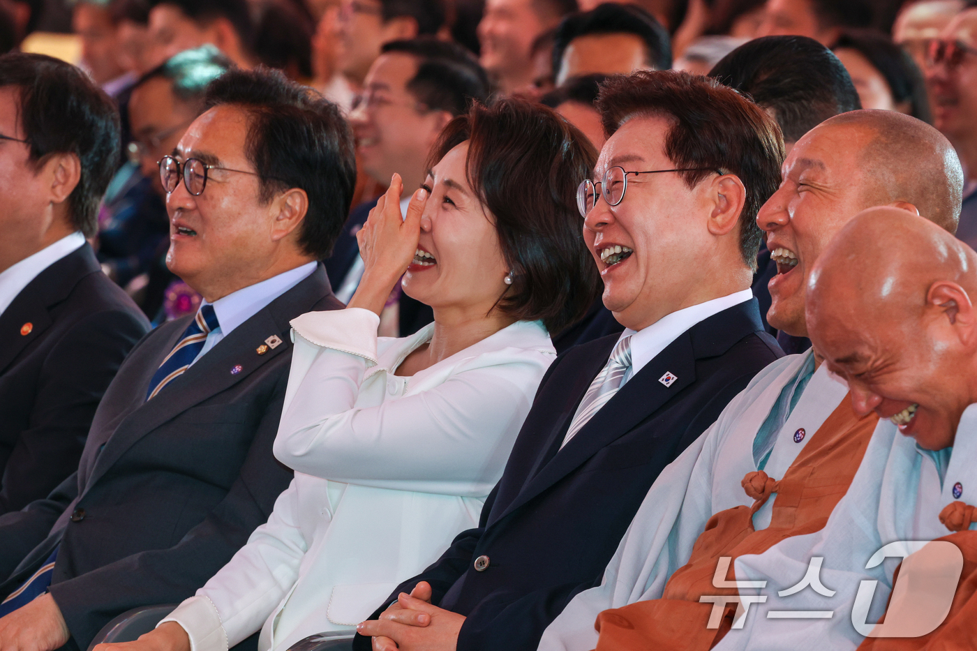 (서울=뉴스1) 이재명 기자 = 이재명 대통령과 김혜경 여사가 24일 서울 종로구 조계사에서 열린 불기 2570년 부처님오신날 봉축법요식에서 미소를 짓고 있다. 2026.5.24/ …