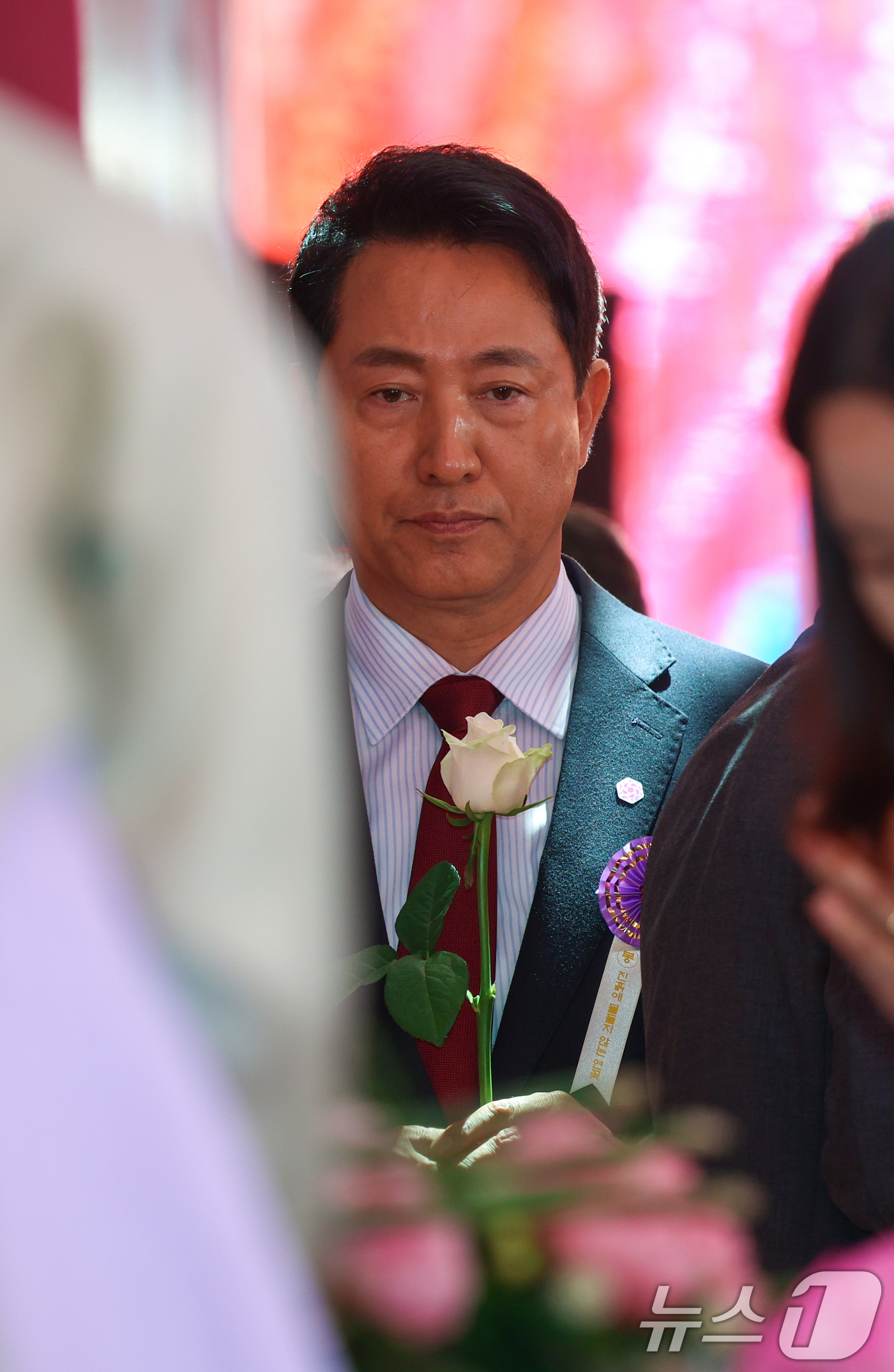 (서울=뉴스1) 이재명 기자 = 오세훈 국민의힘 서울시장 후보가 24일 서울 종로구 조계사에서 열린 불기 2570년 부처님오신날 봉축법요식에서 헌화하고 있다. 2026.5.24/뉴 …