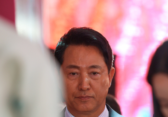 헌화하는 오세훈 서울시장 후보