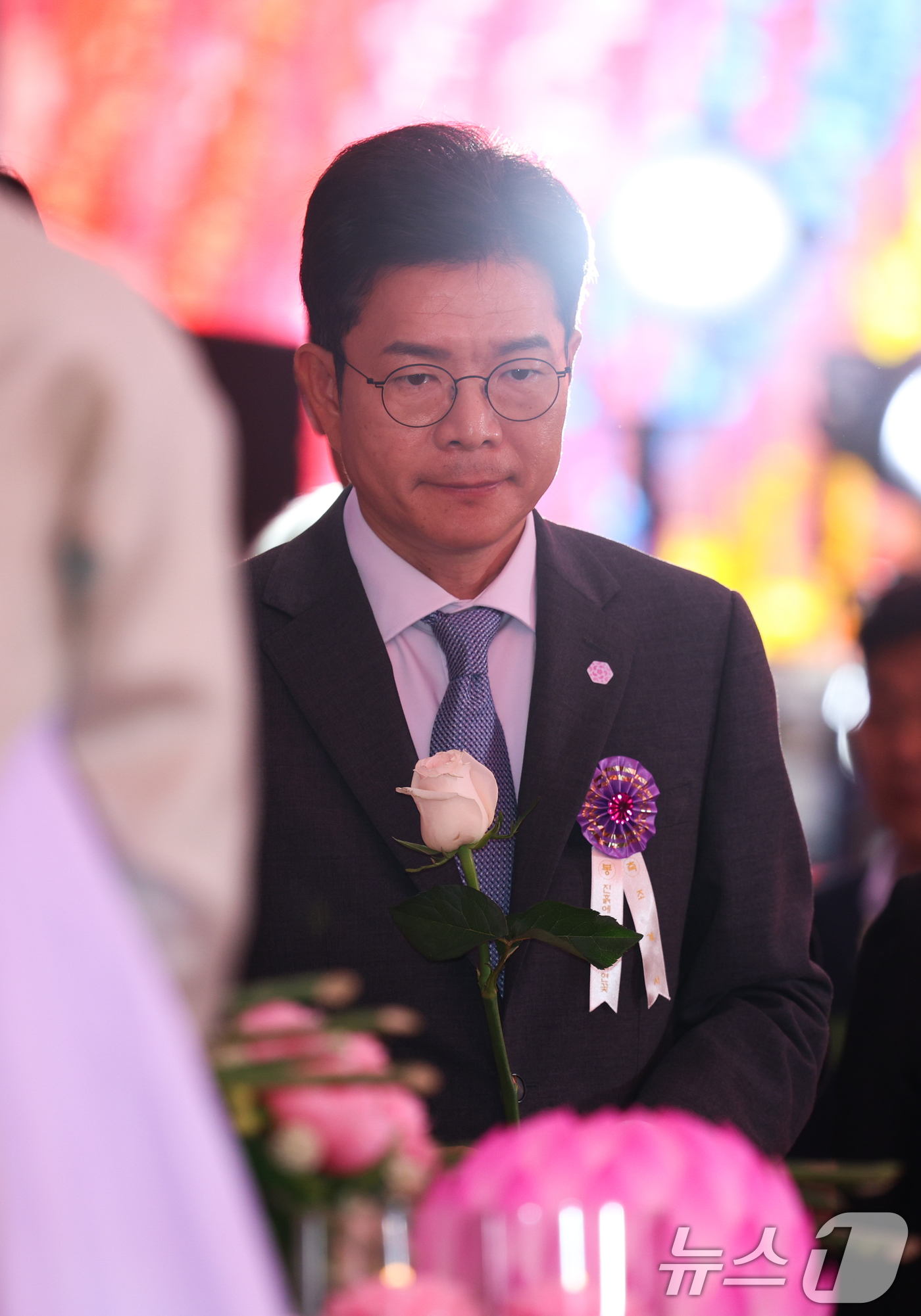 (서울=뉴스1) 이재명 기자 = 정원오 더불어민주당 서울시장 후보가 24일 서울 종로구 조계사에서 열린 불기 2570년 부처님오신날 봉축법요식에서 헌화하고 있다. 2026.5.24 …
