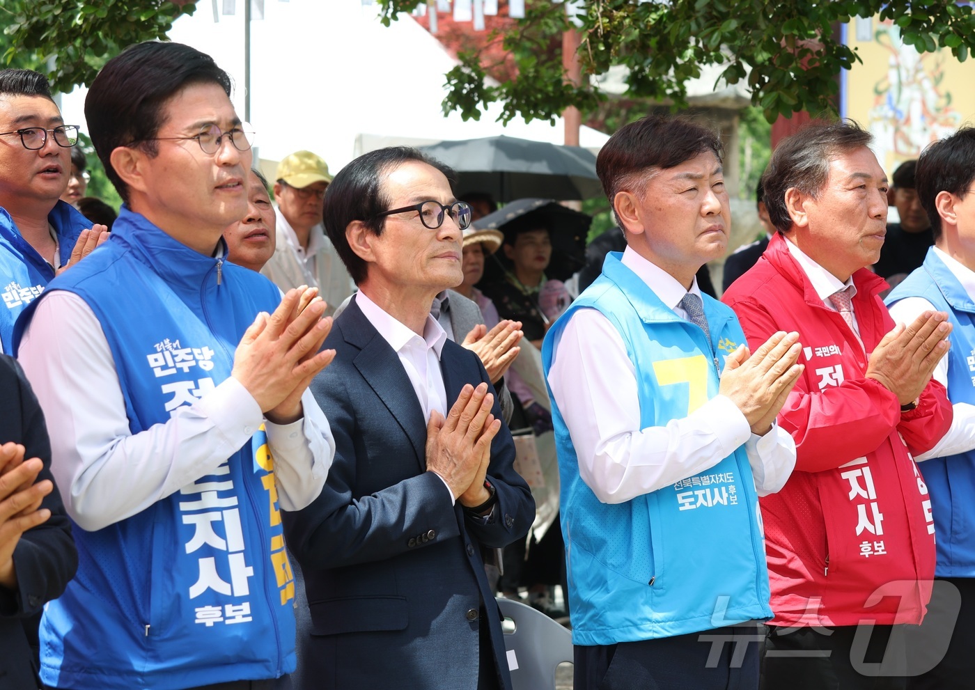 (김제=뉴스1) 유경석 기자 = 제9회 전국동시지방선거 전북도지사 후보들이 24일 전북 김제시 금산사에서 열린 불기 2570년 부처님오신날 봉축법요식에 참석해 이동하고 있다. 왼쪽 …