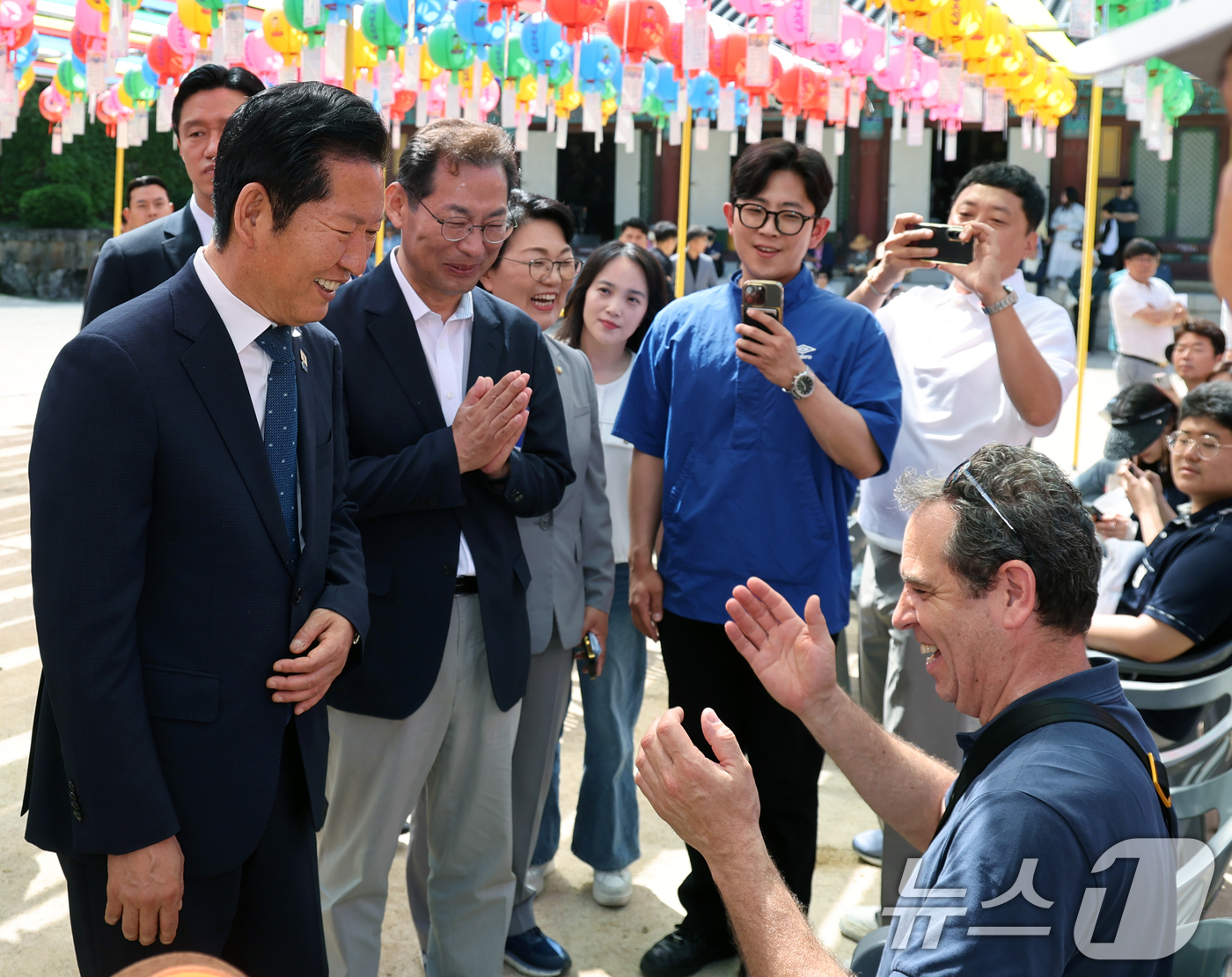 (순천=뉴스1) 황기선 기자 = 정청래 더불어민주당 대표가 24일 오전 전남 순천시 송광사에서 열린 부처님오신날 봉축법요식 참석 전 외국인 관광객과 인사를 나누고 있다.  2026 …
