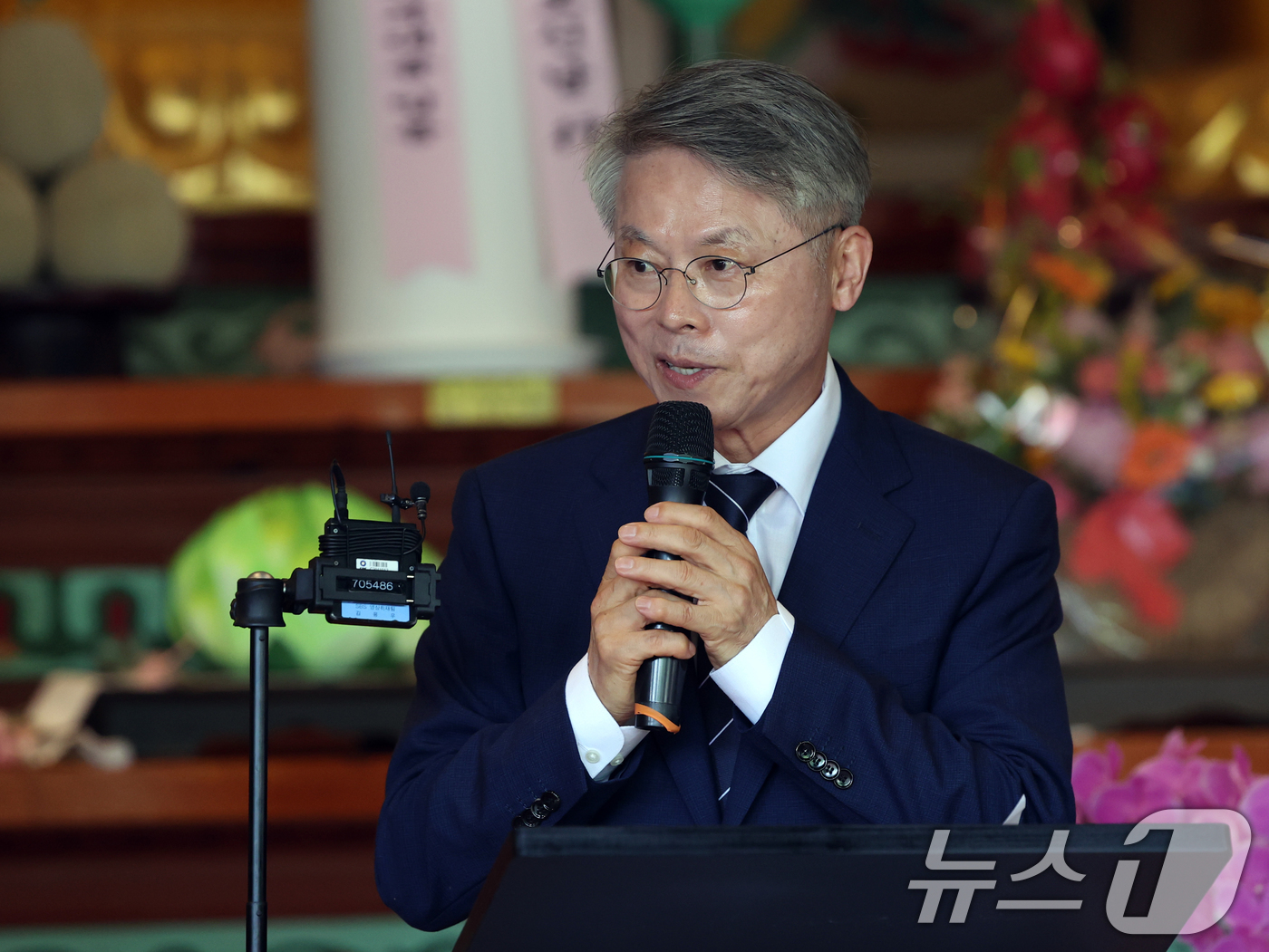 (순천=뉴스1) 황기선 기자 = 민형배 더불어민주당 전남광주통합특별시장 후보가 24일 오전 전남 순천시 송광사에서 열린 부처님오신날 봉축법요식에서 축사를 하고 있다.  2026.5 …