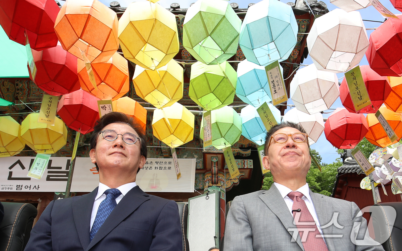 (부산=뉴스1) 윤일지 기자 = 전재수 더불어민주당 부산시장 후보와 박형준 국민의힘 부산시장 후보가 불기 2570년 부처님오신날인 24일 부산 금정구 범어사에서 열린 봉축법요식에 …