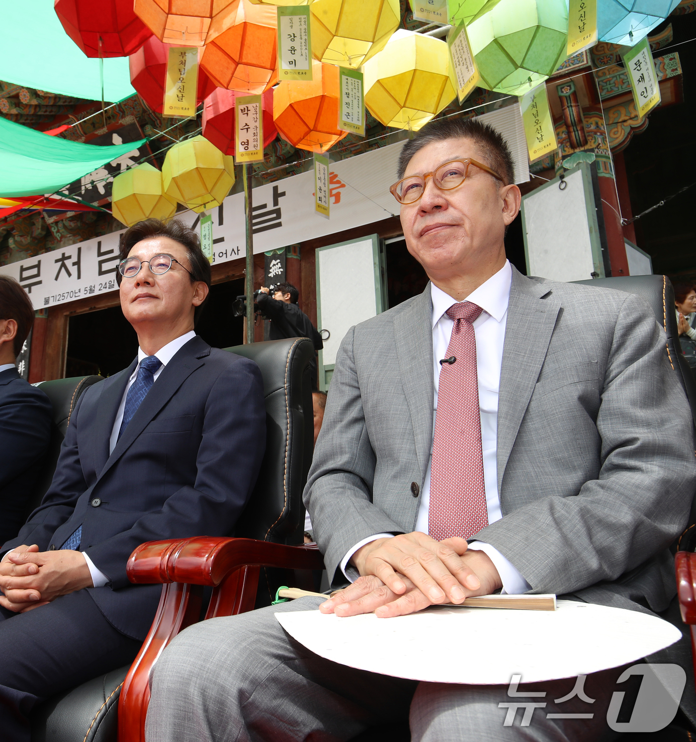 (부산=뉴스1) 윤일지 기자 = 전재수 더불어민주당 부산시장 후보와 박형준 국민의힘 부산시장 후보가 불기 2570년 부처님오신날인 24일 부산 금정구 범어사에서 열린 봉축법요식에 …