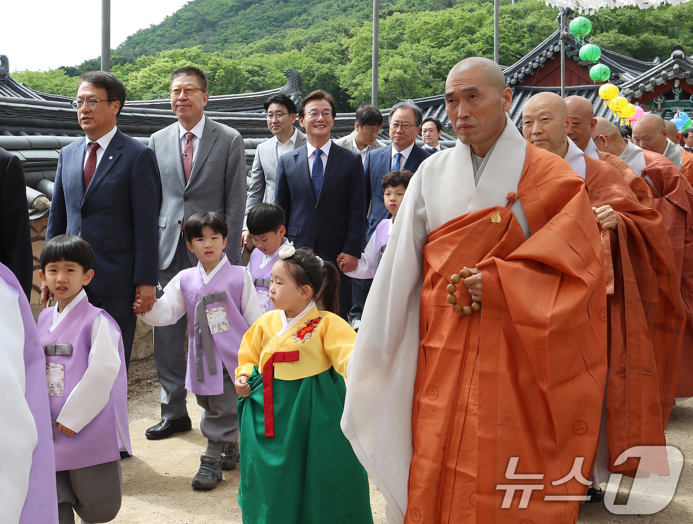 (부산=뉴스1) 윤일지 기자 = 전재수 더불어민주당 부산시장 후보와 박형준 국민의힘 부산시장 후보가 불기 2570년 부처님오신날인 24일 부산 금정구 범어사에서 열린 봉축법요식에 …