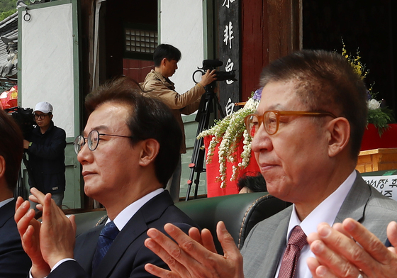 박수치는 전재수, 박형준 부산시장 후보