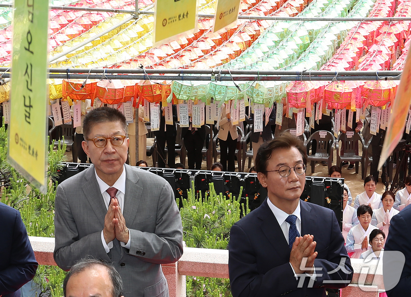 (부산=뉴스1) 윤일지 기자 = 전재수 더불어민주당 부산시장 후보와 박형준 국민의힘 부산시장 후보가 불기 2570년 부처님오신날인 24일 부산 금정구 범어사에서 열린 봉축법요식에 …