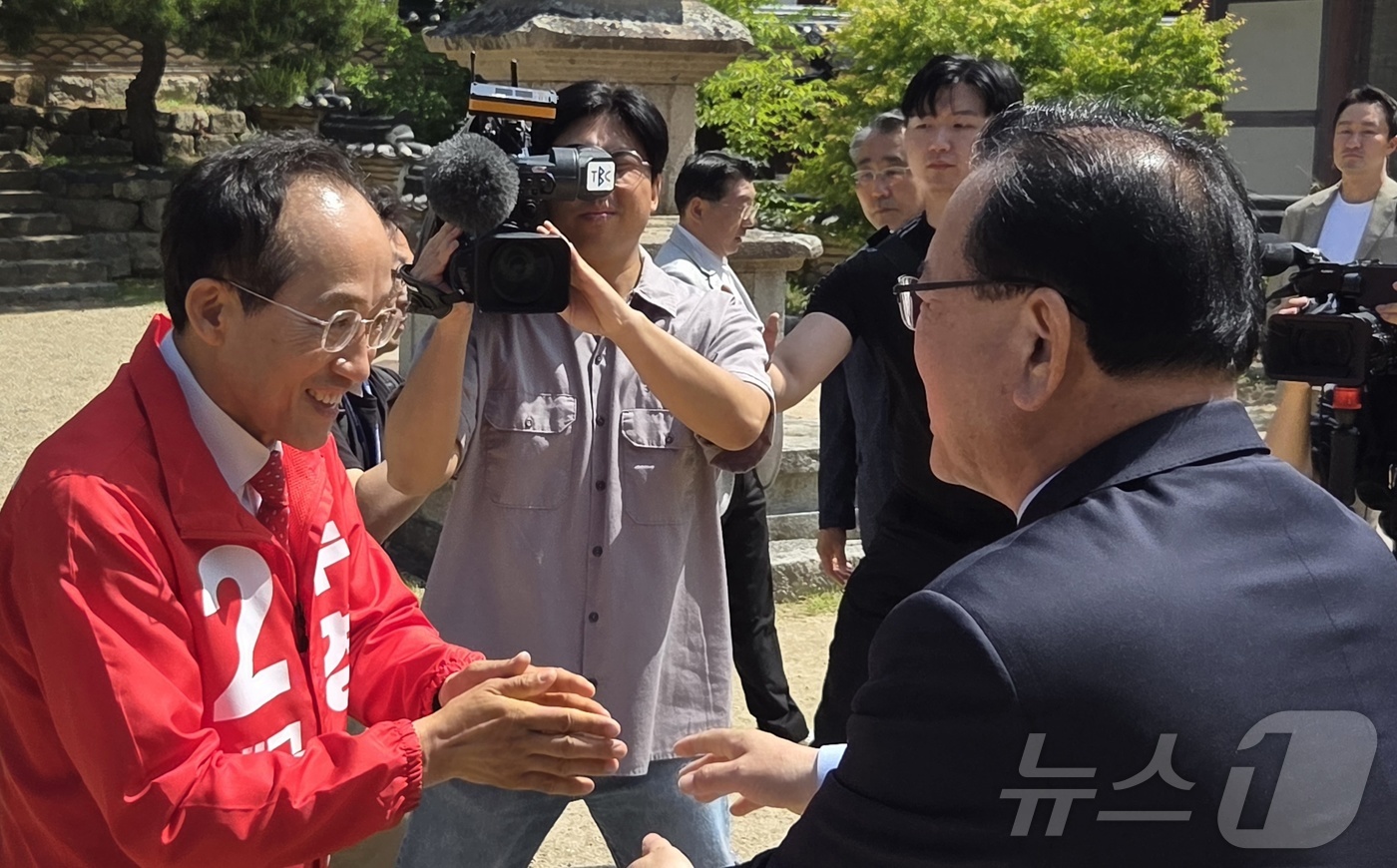 (대구=뉴스1) 이성덕 기자 = 김부겸 더불어민주당 대구시장 후보(오른쪽)와 추경호 국민의힘 대구시장 후보가 부처님오신날인 24일 대구 대표 사찰인 동화사에서 열린 봉축법요식에 참 …