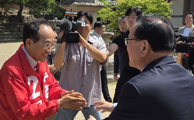 부처님오신날, 동화사서 마주한 김부겸·추경호