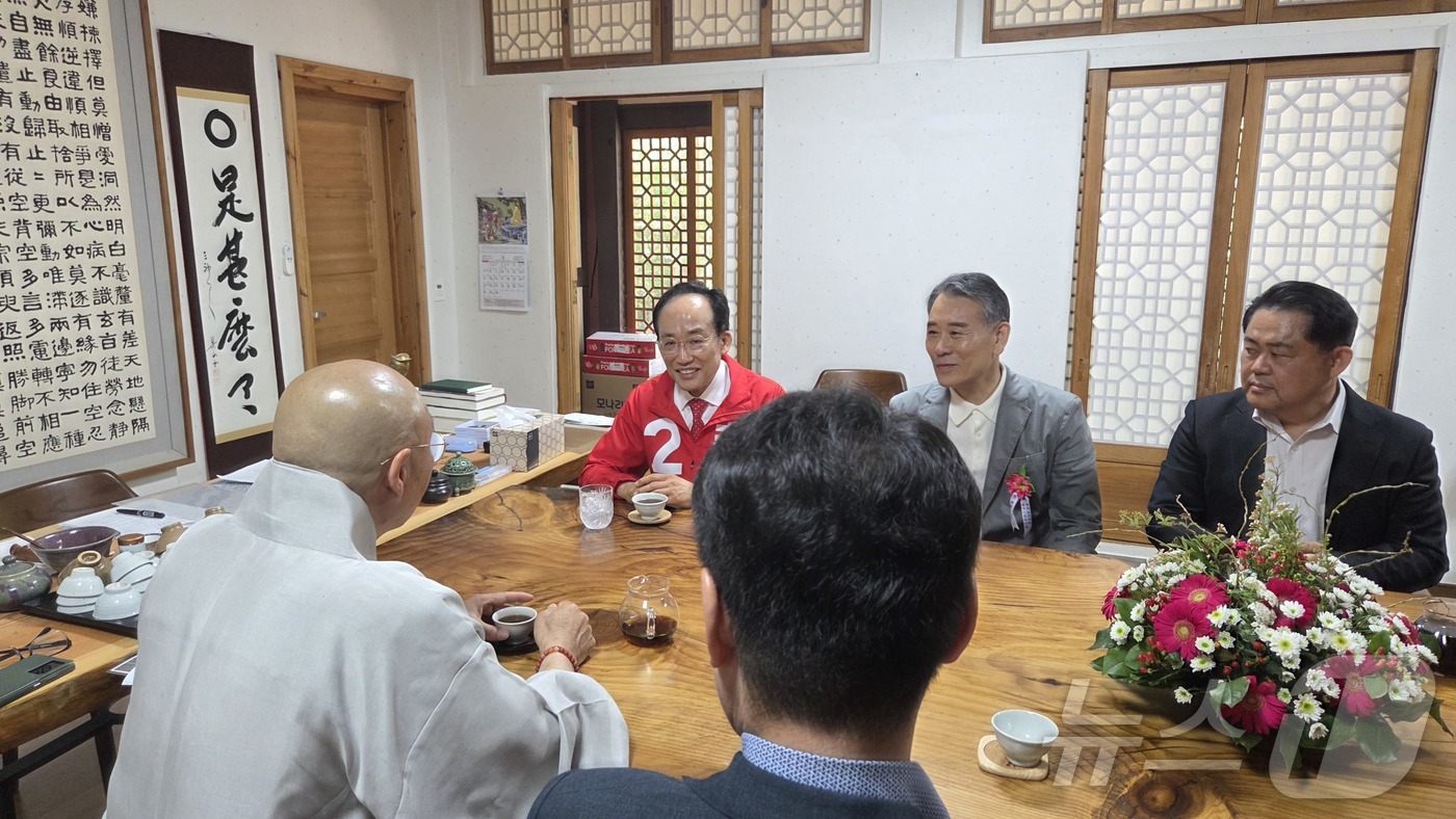 (대구=뉴스1) 이성덕 기자 = 추경호 국민의힘 대구시장 후보가 부처님오신날인 24일 대구 사찰인 동화사에서 열린 봉축법요식에 앞서 선광 주지스님과 차담을 나누고 있다. 2026. …