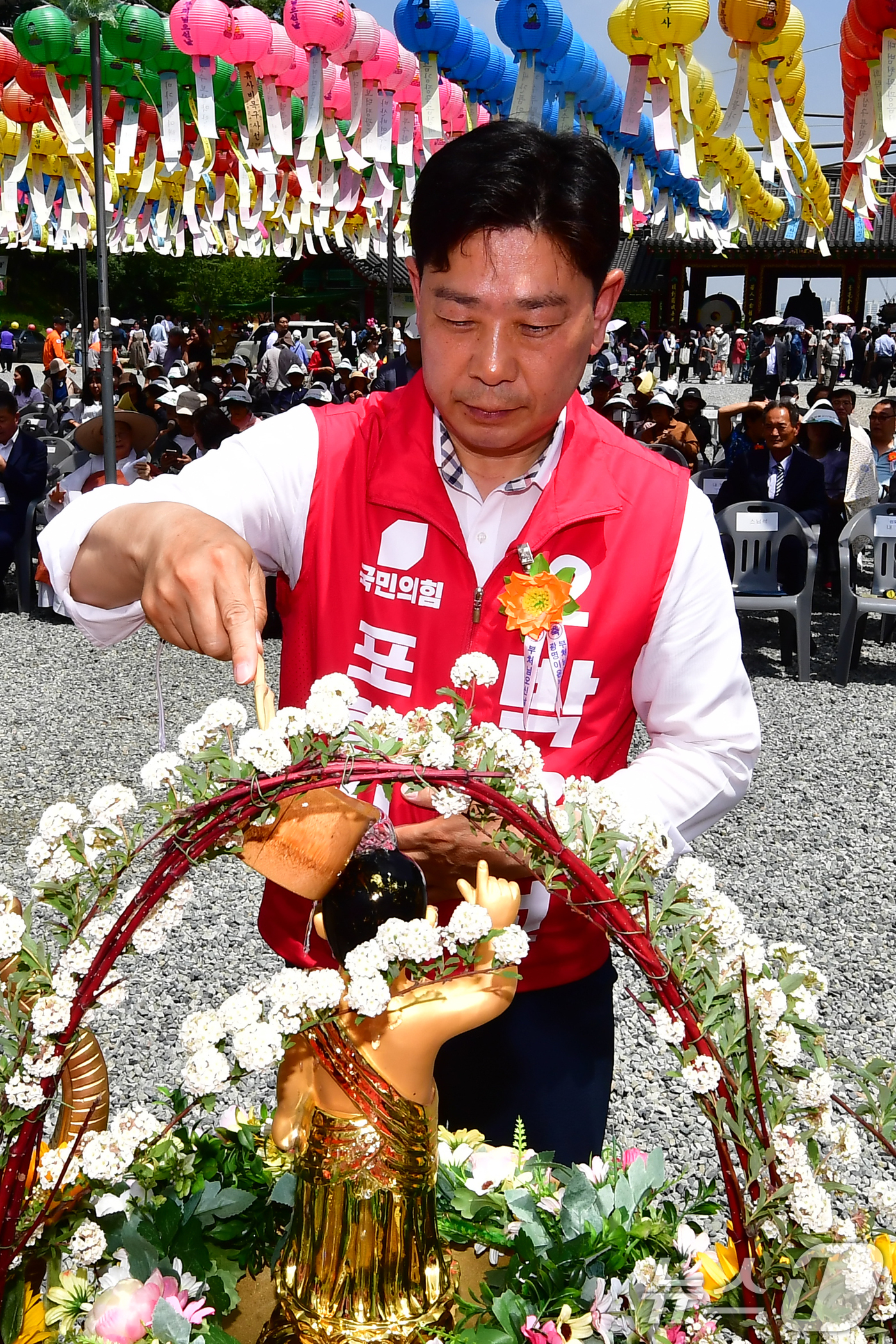 (포항=뉴스1) 최창호 기자 = 박용선 국민의힘 경북 포항시장 후보가 부처님오신날인 24일 대한불교조계종 문수사에서 열린 봉축 법요식에서 관불의식을 하고 있다. 2026.5.24/ …