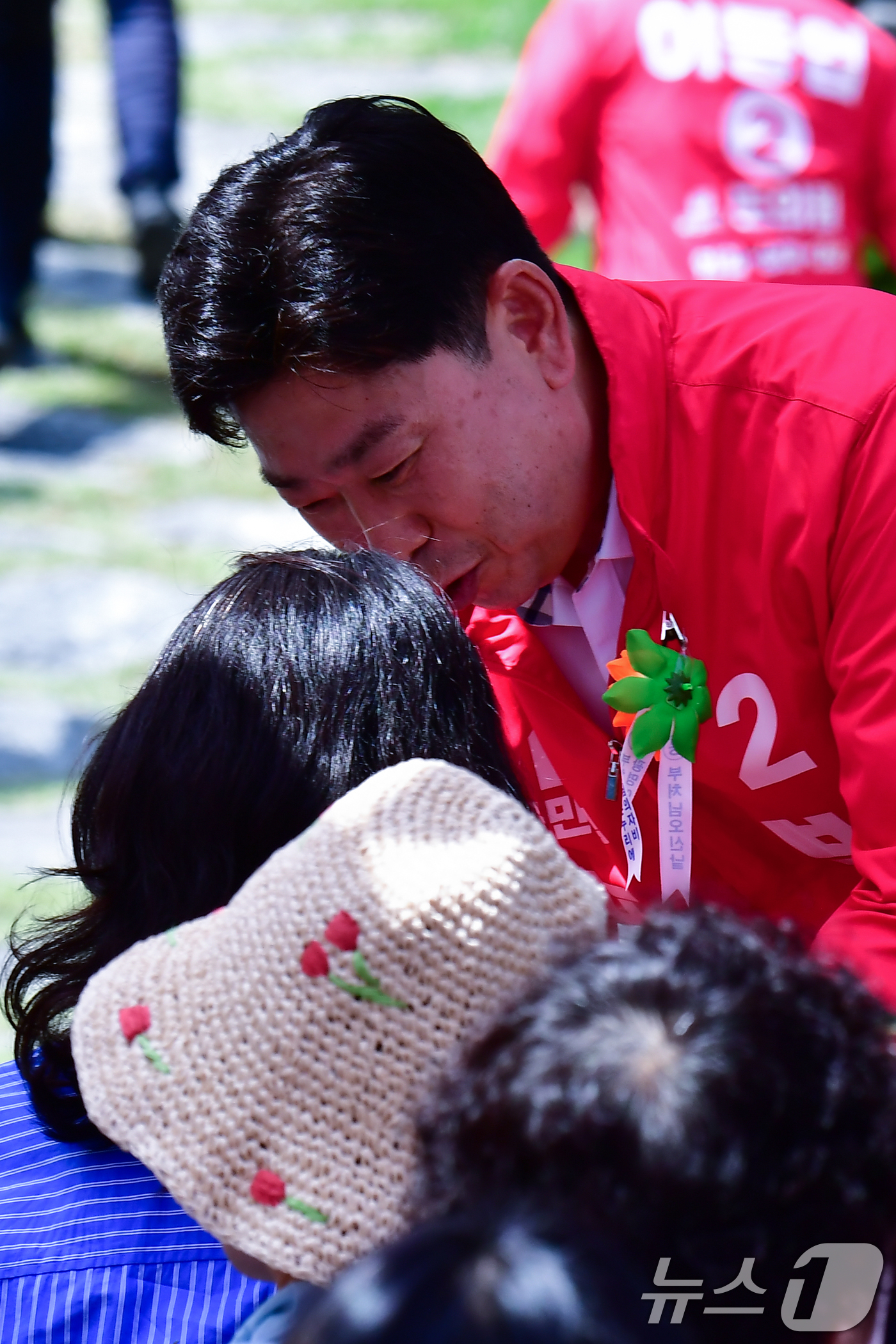 (포항=뉴스1) 최창호 기자 = 박용선 국민의힘 경북 포항시장 후보가 부처님오신날인 24일 대한불교조계종 문수사에서 열린 봉축 법요식에서 불자들에게 인사하고 있다.  2026.5. …