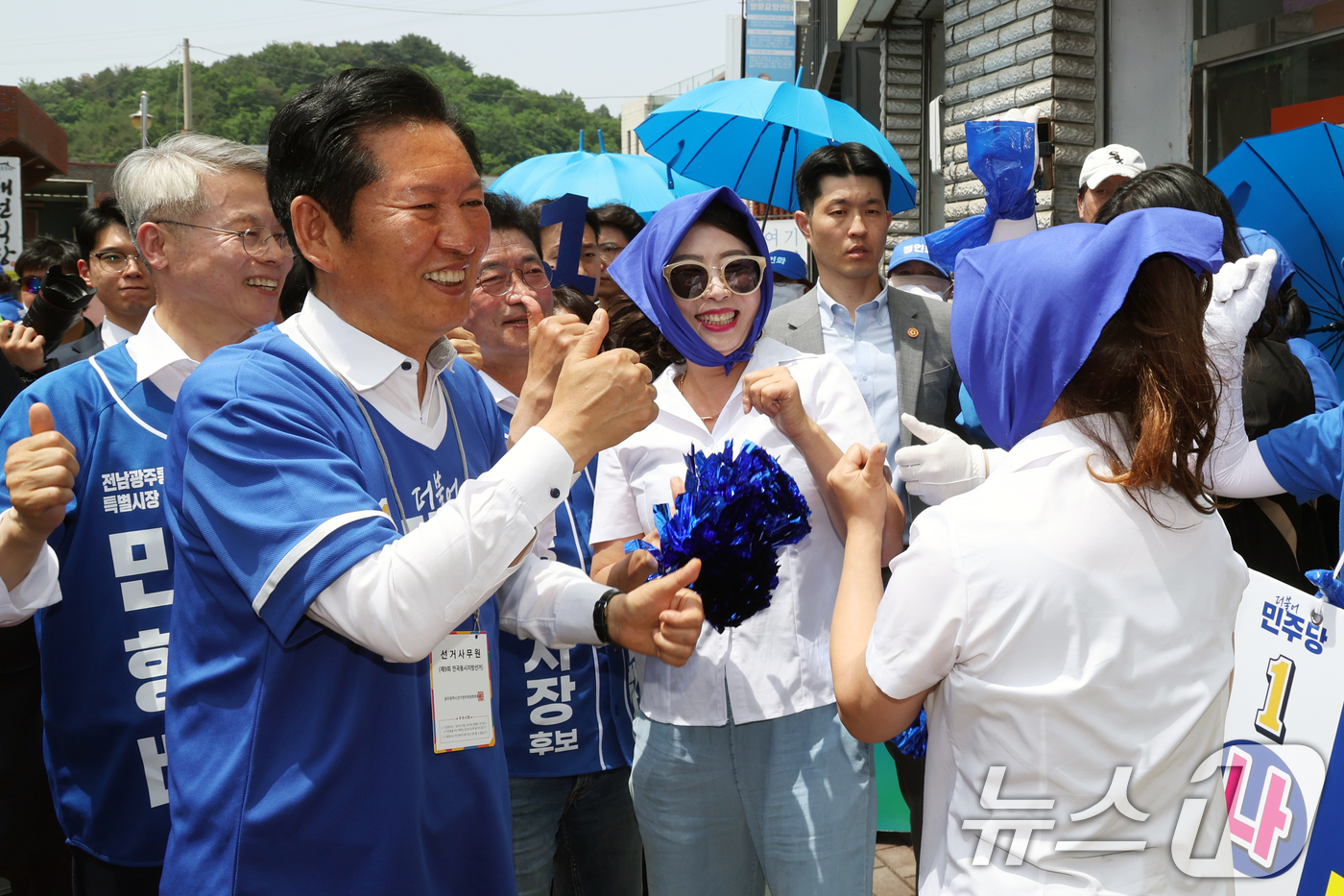 (광양=뉴스1) 황기선 기자 = 정청래 더불어민주당 대표가 24일 오후 전남 광양시 옥곡5일시장에서 선거 운동원들을 격려하고 있다. 2026.5.24/뉴스1
