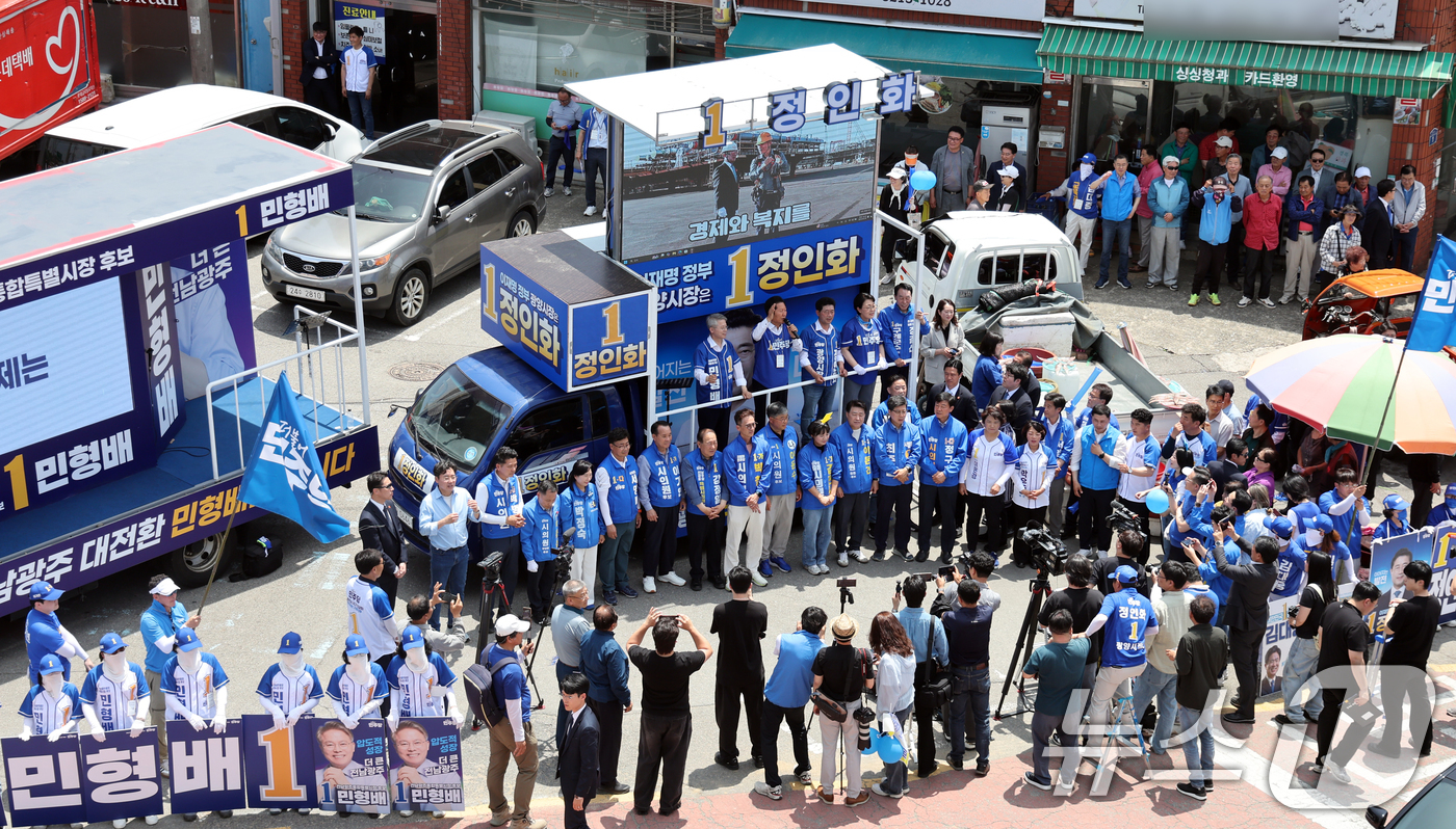 (광양=뉴스1) 황기선 기자 = 정청래 더불어민주당 대표가 24일 오후 전남 광양시 옥곡5일시장에서 지지를 호소하고 있다. 2026.5.24/뉴스1