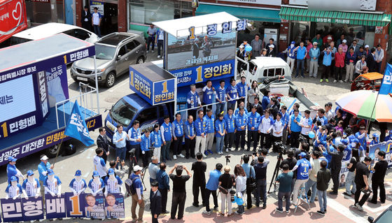 전남 광양에서 지지호소 하는 정청래 대표